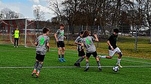 Im Donaueschinger Stadtderby hatte die DJK (graue Trikots) das Nachsehen gegen SSC