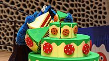 Das Krümelmonster freut sich Jahr für Jahr am Geburtstag über eine Torte – für einige Promis wurde und wird 2025 zum 60. Mal eine gebacken.