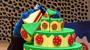Das Krümelmonster freut sich Jahr für Jahr am Geburtstag über eine Torte – für einige Promis wurde und wird 2025 zum 60. Mal eine gebacken.