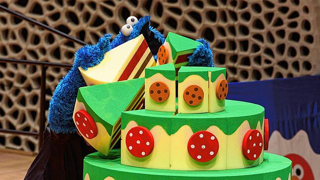 Das Krümelmonster freut sich Jahr für Jahr am Geburtstag über eine Torte – für einige Promis wurde und wird 2025 zum 60. Mal eine gebacken.