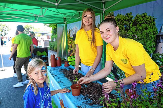 Naturnah: Lena (7) gärtnert bei der Pflanzaktion, die die Insel Mainau als Programmpunkt mitgebracht hat.