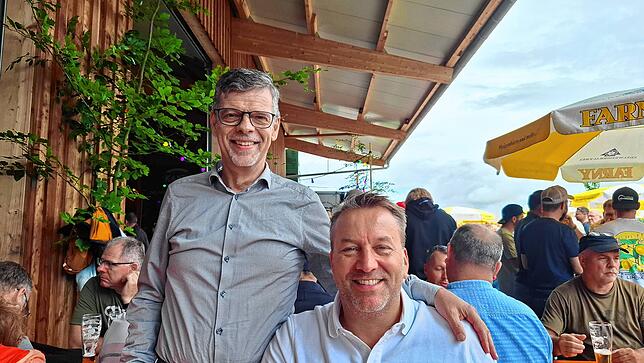 Die Bürgermeister von Markdorf, Georg Riedmann (links), und von Oberteuringen, Ralf Meßmer, im humoristischen Streitgespräch um ...
