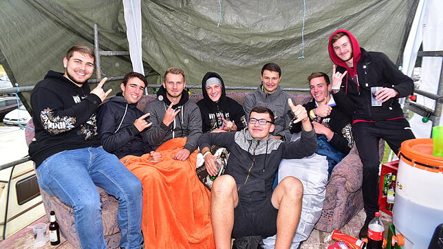 Bild : Tolle Stimmung: Metalacker-Besucher senden Videogrüße an die Oma und Metal-Fans weltweit
