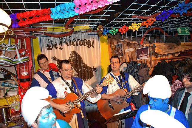 Auch die Dörr-Brüder Carsten und Erik mit Kumpel Nenad (links hinten), hier ein Archivbild, wollen bei der diesjährigen Kneipenfastnacht ...