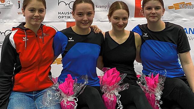Spitze auf dem Rad: Caroline Wirth vom RSV Wallbach sowie Sofia Baier, Leonie Papok und Letizia Daudey (von links) vom RV Lottstetten ...