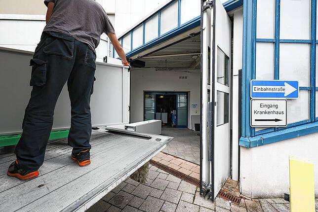 Die letzten Büromöbel wurden kurz vor dem 30. Juni aus dem Radolfzeller Krankenhaus für den Umzug verpackt.