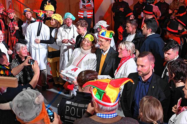 Nach der Gerichtsverhandlung war noch Zeit für ein Bild mit dem Gesundheitsminister. Sicherheitsleute (rechts im Bild) waren jedoch ...