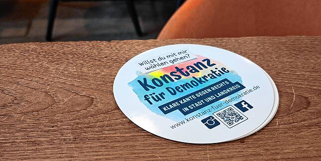 Im Café Heinrichs liegen Sticker des Bündnisses aus.