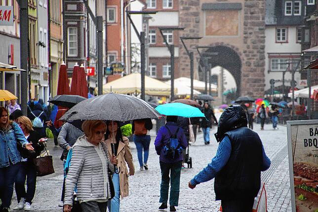 Regen in Strömen, statt Sonnenstrahlen so wie hier im August in der Innenstadt von Villingen. Auch für so ein Wetter gibt es ...