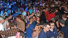 Sommerfeeling beim Dorffest in Aasen: Auf dem Dorfplatz ist am Samstag nach Einbruch der Dunkelheit kaum mehr ein Durchkommen möglich. ...