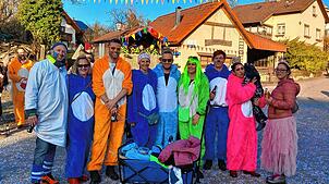 Eine kunterbunte Bärengruppe bereicherte den Umzug in Dettighofen. Die kuscheligen Narren genossen die närrischen Stunden.