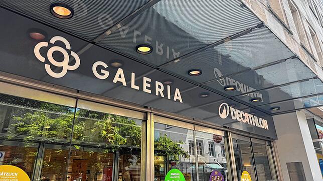 Galeria und Decathlon: Zwei unterschiedliche Partner, die nun miteinander kooperieren. Die erste Filiale des französischen ...