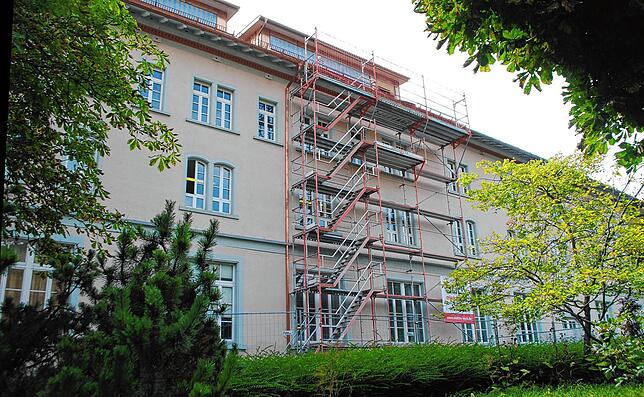 Um die Stadtbücherei und das Kornhaus barrierefrei zu machen, soll an der Stelle, wo derzeit ein Baugerüst steht, eine Außentreppe mit ...