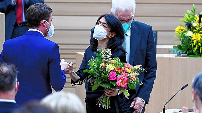 Manuel Hagel, Vorsitzender der CDU-Landtagsfraktion, gratuliert Muhterem Aras (r, Bündnis 90/Die Grünen), der neu gewählten Präsidentin ...
