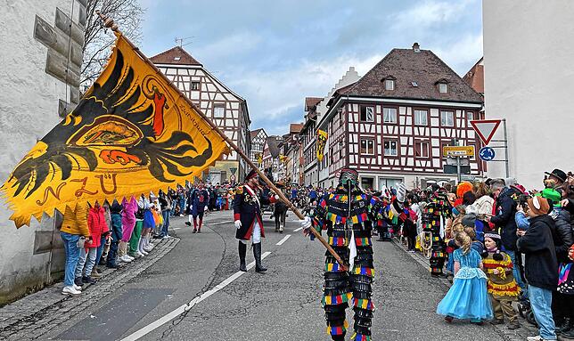 Bild 12: Tolle Stimmung beim Sonntagsumzug der Überlinger Narrenzunft &ndash; Teil 1