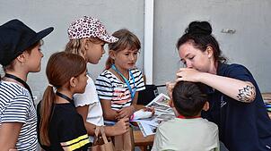 Angenommene Verletzungen ließen sich die Kinder gerne aufschminken. Bild: Bantle