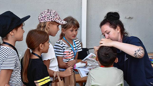 Angenommene Verletzungen ließen sich die Kinder gerne aufschminken. Bild: Bantle