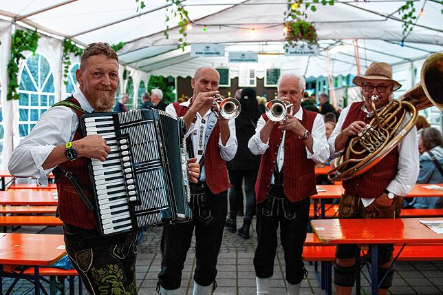 Bild 17: Stimmung top, Wetter egal: Das war der Samstag beim Überlinger Promenadenfest in Bildern