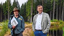 Tobias Kühn, Leiter des städtischen Forstamts Villingen-Schwenningen (links), sieht derzeit eine entspannte Lage im heimischen Forst – ...