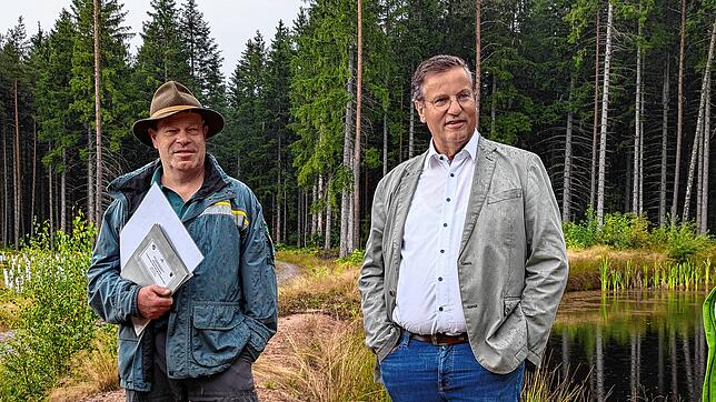 Tobias Kühn, Leiter des städtischen Forstamts Villingen-Schwenningen (links), sieht derzeit eine entspannte Lage im heimischen Forst – ...