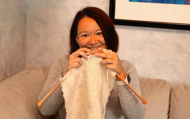 Stricken ist nur etwas für Omas? Das ist ein längst überholtes Klischee, denn Stricken macht Spaß und hat fast schon meditative ...