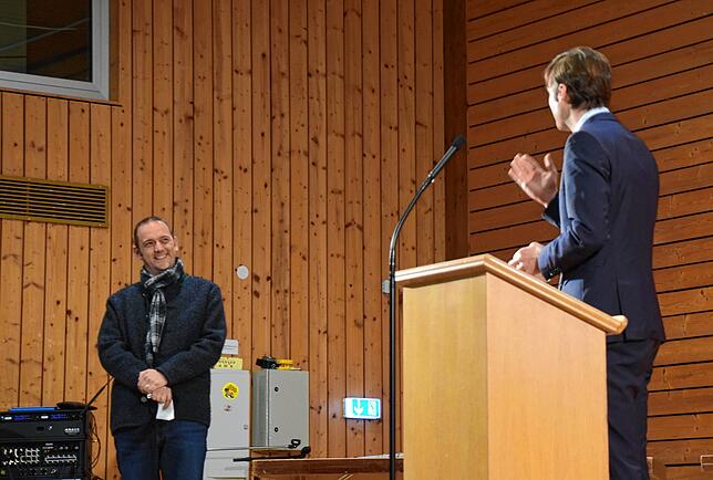 Landrat Zeno Danner (rechts) gratuliert Stefan Keil.