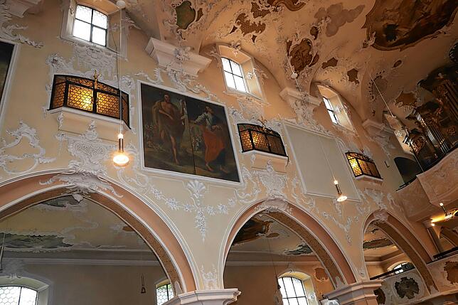 Hinter den Fenstern mit den Butzenscheiben konnten die Schwestern unbeobachtet den Messen in der Stadtkirche beiwohnen.