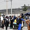 Menschen begeben sich zu einer Militäreinrichtung auf einem Flughafen in Kabul, nachdem die militante islamische Gruppe der Taliban ...
