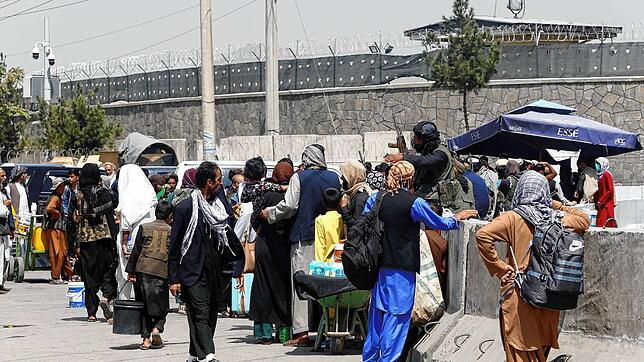 Menschen begeben sich zu einer Militäreinrichtung auf einem Flughafen in Kabul, nachdem die militante islamische Gruppe der Taliban ...