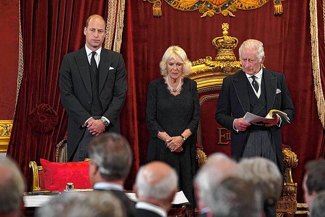 König Charles III. steht neben seinem Sohn William, Prinz von Wales (l), und seiner Gemahlin, Königin Camilla während des Accession ...