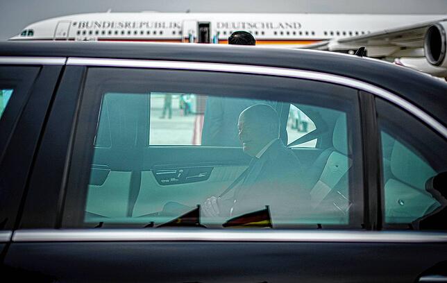 Wann genau der Kanzler am Samstagmorgen mit seinem Regierungsflieger in Friedrichshafen landet, bleibt geheim. Dieses Bild zeigt den ...