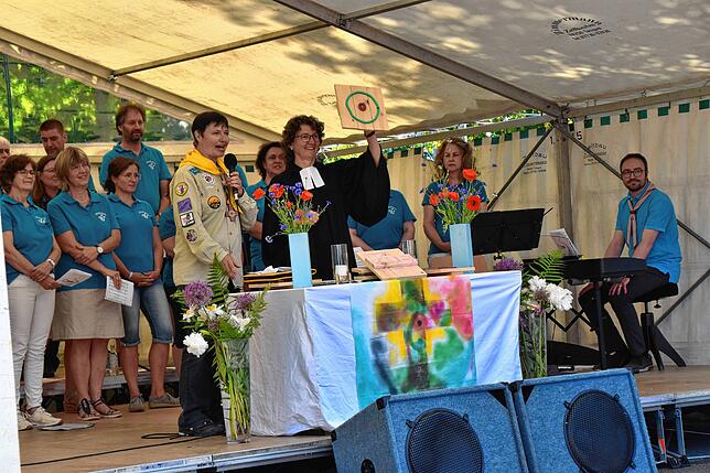 Als Kurat stand Regina Renz (links) mit Pfarrerin Martina Stockburger am Altar des Festgottedienst. Pfadichor und Pfadfinder gestalteten ...