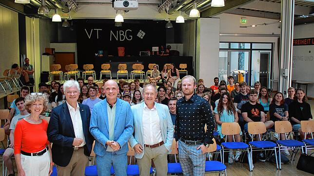 Lehrerin Susanne Schlemmer, Klaus Burger, Daniel Born, Hans-Peter Storz und Lehrer Maximilian Schrumpf, der die Veranstaltung leitete ...