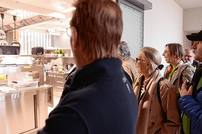 In der Küche wird zur Überraschung der Besucher bereits gearbeitet.