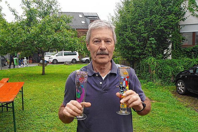 Erik Kaßler aus Überlingen hat beim Dingelsdorfer Flohmarkt kunstvoll gestaltete Pilsgläser erstanden.