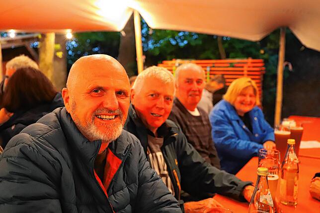 Bild 3: Gute Stimmung trotz schlechtem Wetter auf dem Ostracher Eichbühlfest