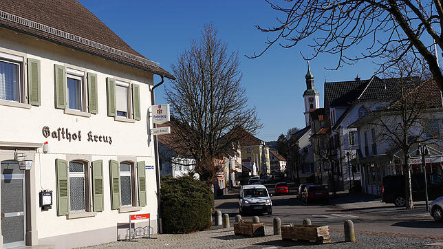 Blick vom "Kreuz" zur Kirche: Dieser Abschnitt der Hauptstraße soll im Rahmen der Ortskernsanierung modernisiert werden. Die Planungen ...