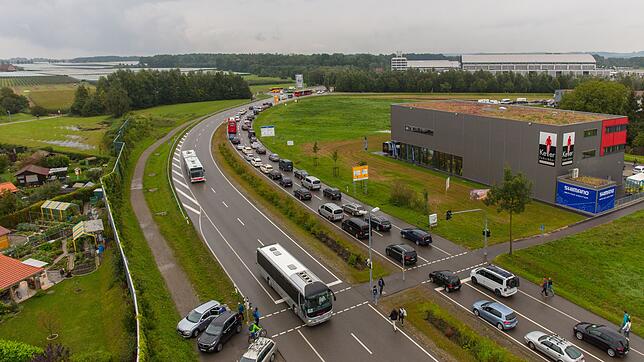 An den Eurobike-Tagen ist der Stau vorprogrammiert. Dieses Bild stammt aus dem Jahr 2017.