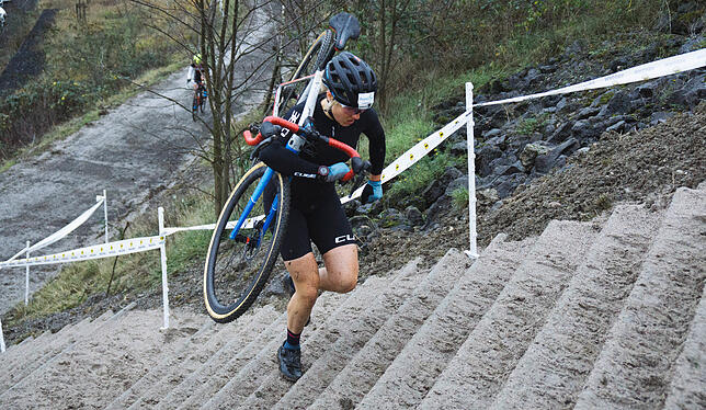 Kraftzehrend: Beim Cross-Rennen in Kehl verlangte sich Siegerin Janine Schneider alles ab.