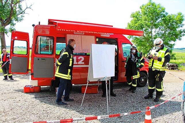 Bild 20: Großeinsatz für die Feuerwehren in Sumpfohren: Ein Gebäude des Hofs Bogenschütz brennt