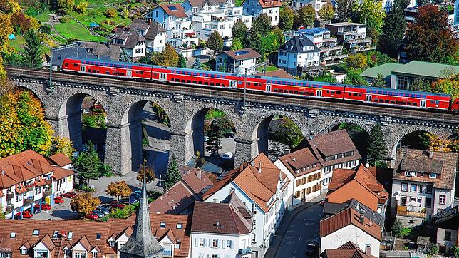 Die Schwarzwaldbahn fährt über das Viadukt in Hornberg. Die Bahn investiert 2021 rund zwei Milliarden Euro in die Südwest-Infrastruktur