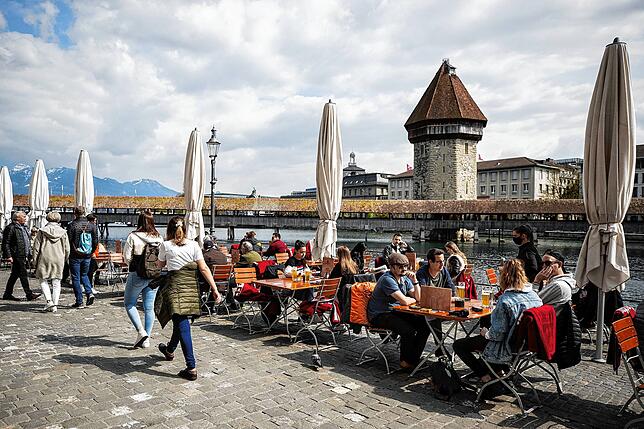 Gäste sitzen im Außenbereich eines Restaurants in Luzern: Eine Beschränkung, wie viele Menschen zusammensitzen dürfen, gibt es nicht ...