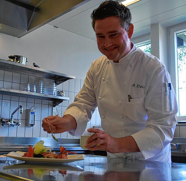 Kochen ist seine Leidenschaft: Andreas Krais beim Anrichten.