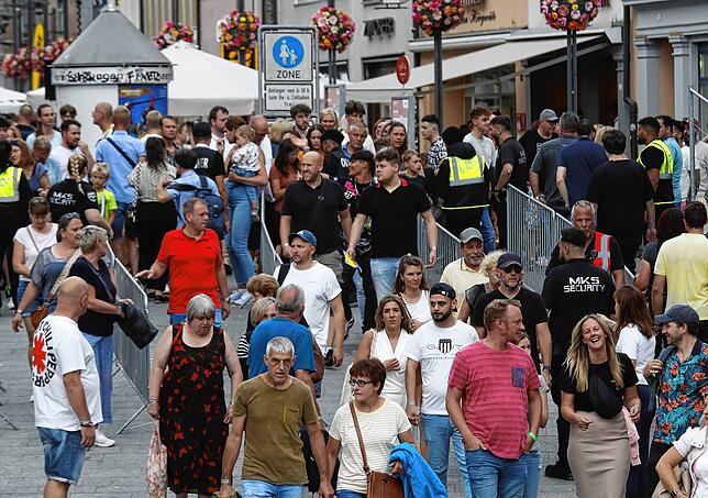 Am Einlass gab es keine Probleme. Die Besucher strömten frühzeitig – hier an der Marktstätten-Unterführung – auf das Festglände.