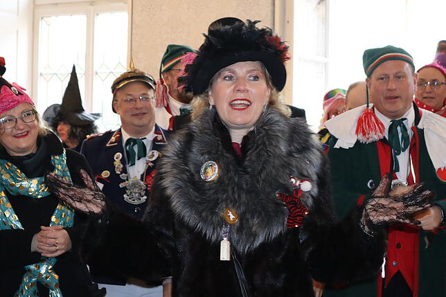 Bild 14: Die Hoorige Mess‘ ist eröffnet! Im Rathaus tanzen sich die Narren warm