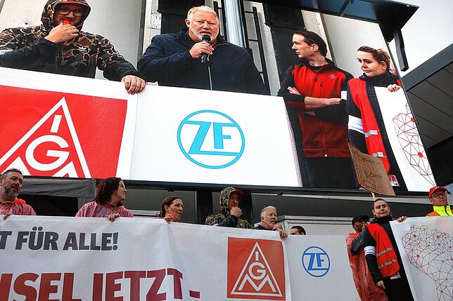 Bild 13: Protest bei ZF Friedrichshafen: So kämpfen die Mitarbeiter gegen den drohenden Stellenabbau