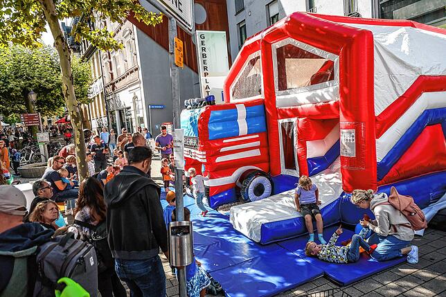 Die Feuerwehr hatte eine Hüpfburg für Kinder im Gepäck.