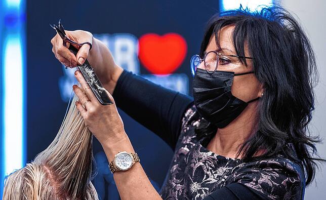 Das hätten jetzt viele gern: einen neuen Haarschnitt.