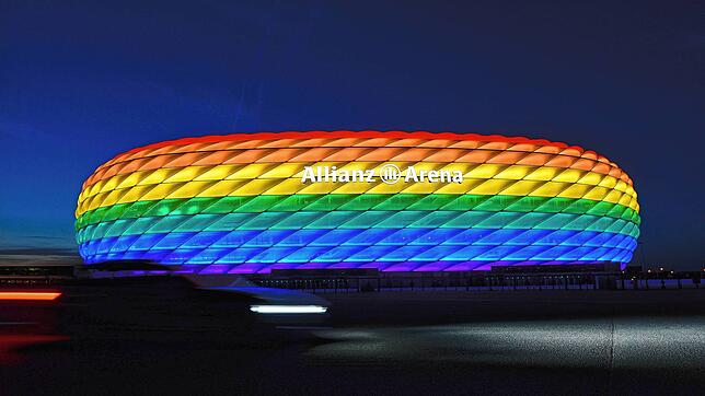 Die Hülle der Allianz Arena in München leuchtet 2016 anlässlich des Christopher Street Days in Regenbogenfarben. Zum Fußball-EM-Spiel ...
