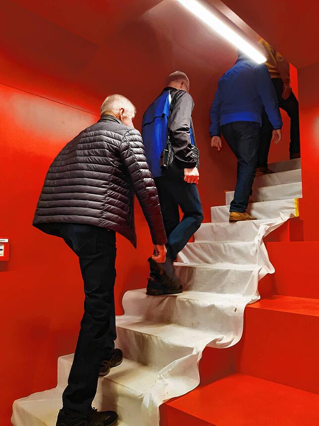 Über die Treppe geht es in die zweite Etage der Stadtbibliothek.